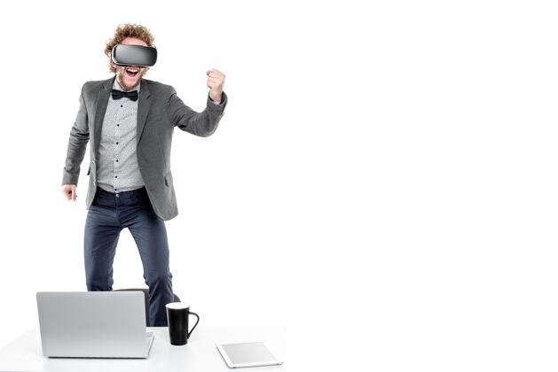 虚拟卷发优雅商人的肖像 戴着vr眼镜 手握拳放在桌上的椅子上 手里拿着小玩意笔记本电脑游戏游戏