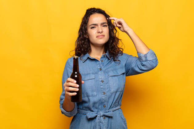 解决方案年轻的西班牙裔妇女感到困惑和不解 显示你是疯了 疯了或是疯了酿酒厂益智啤酒