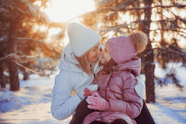 公园妈妈和女儿在冬季公园玩得很开心户外白种人寒冷