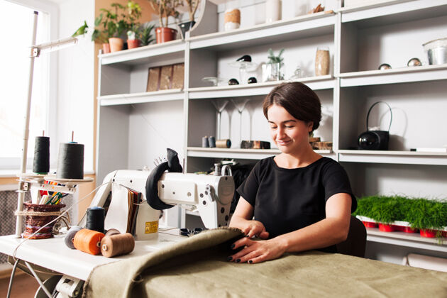生动缝纫女工的工作场所刺绣办公室服装