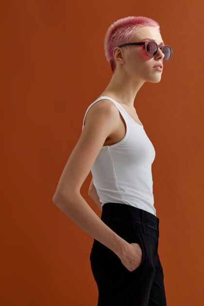 模特一个粉红色短发女人的简介太阳镜时尚时尚