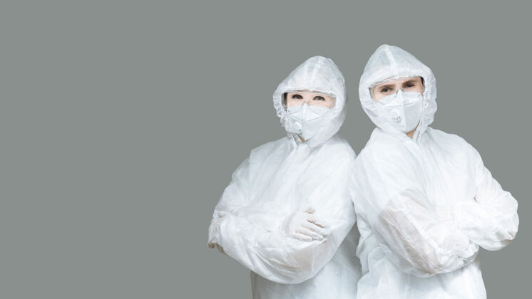 人两个穿防护服戴口罩的男人传染防护护理