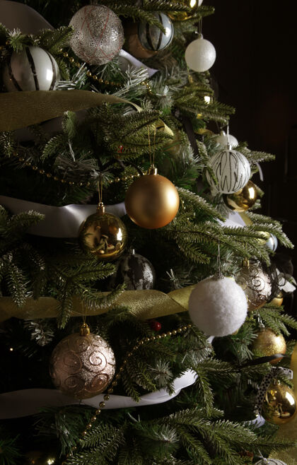 室内圣诞节树银色还有金球装饰圣诞老人闪亮