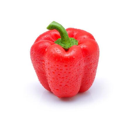 新鲜红辣椒加一滴水在白辣椒上天然蔬菜食物