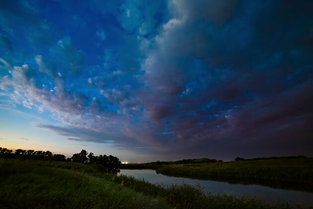 日落河面上日落后天空中的风暴云自然水湖泊