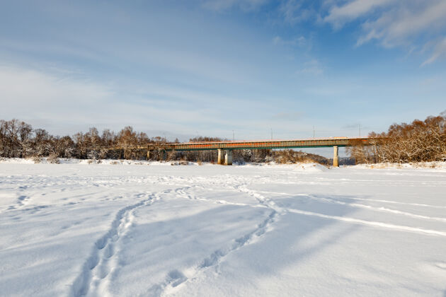 桥寒冷天气下的冬景桥有冰明亮建筑雪