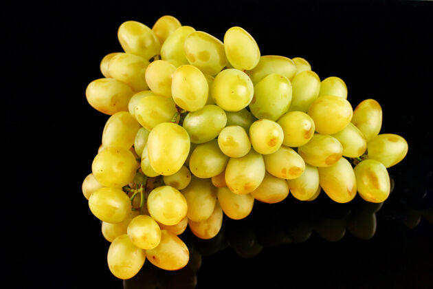 白葡萄黑色表面上的白葡萄收获浆果葡萄