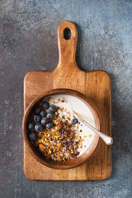 早餐自制格兰诺拉麦片配蓝莓 深灰色 垂直俯视图水果酸奶零食