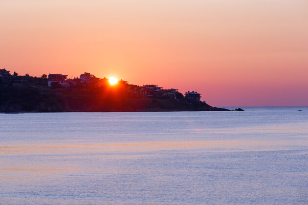 日出第一缕阳光和美丽的早晨海滨景色海风景地平线