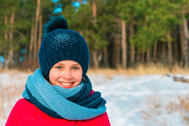 雪快乐的小女孩在阳光明媚的冬日森林里散步冬天男孩快乐