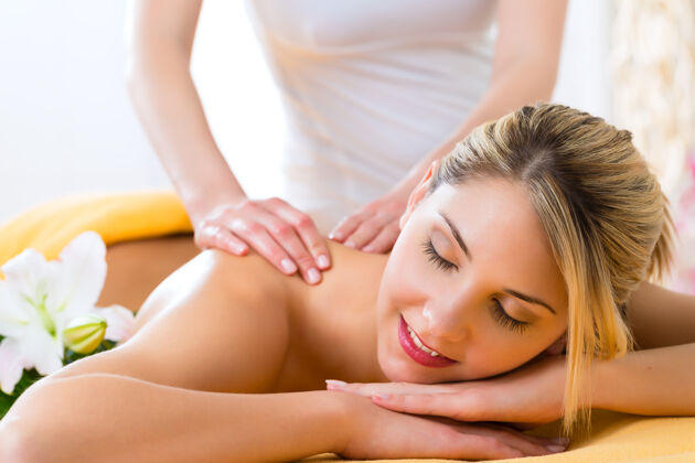 放松健康-在spa接受身体或背部按摩的女性健康年轻背部