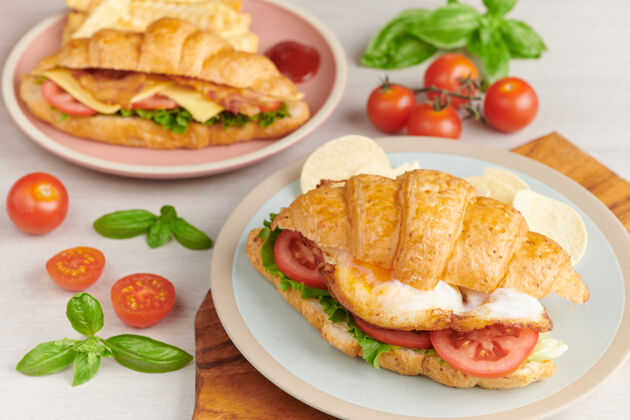 绿色两个羊角面包三明治放在木桌上 顶视图 木头番茄营养