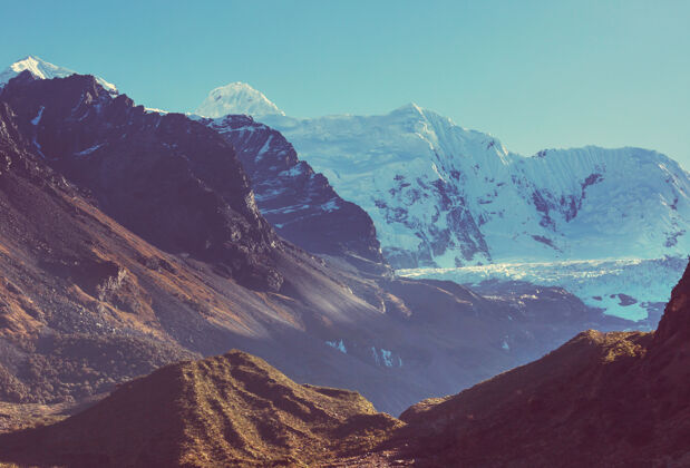 湖泊美丽的山脉风景在科迪勒拉华亚什 秘鲁 南美洲自然蓝色山脉