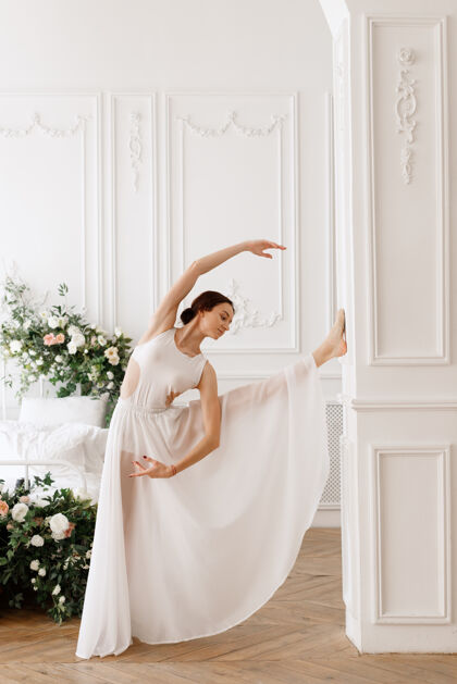 姿势舞者带着鲜花在白厅表演前先退出女性灵活优雅