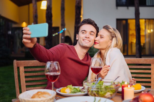 自拍我们的照片快乐的好男人微笑着和他的女朋友在餐厅自拍幸福喝酒女人