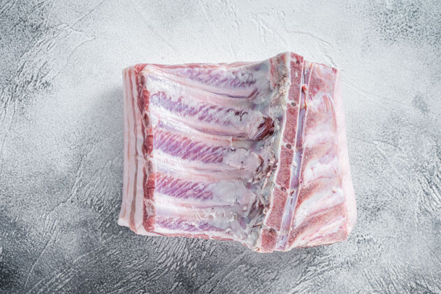 烧烤生的整排猪里脊放在餐桌上生的肉架子