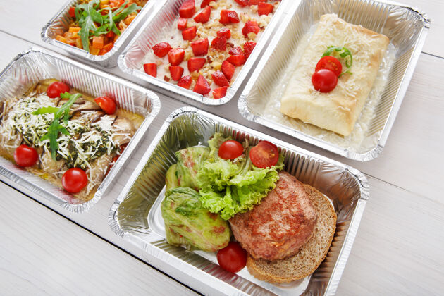 容器用铝箔盒包装天然有机食品肉类 蔬菜和浆果谷类食品俯视图 平面图晚餐烹饪烹饪