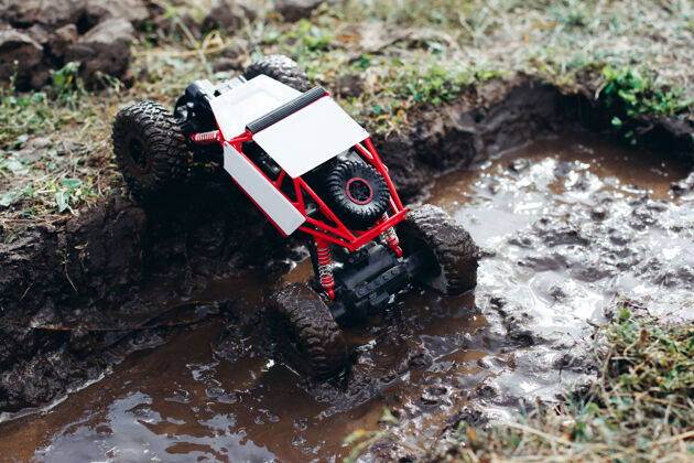 碰撞玩具rc车从泥坑里冒出来户外污垢4x4