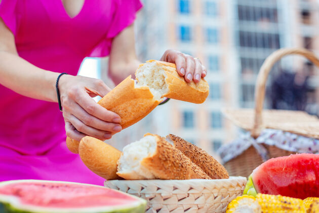 选择性聚焦刚烤好的一块刚烤好的面包在女人手里午餐温暖人
