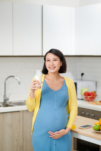 孕妇孕妇在厨房喝牛奶女人产妇腹部