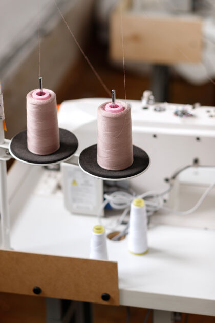针线工厂缝纫机附近的线室内纺织品线