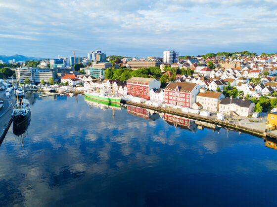 风景挪威斯塔万格的瓦根古城鸟瞰全景船只海湾港口