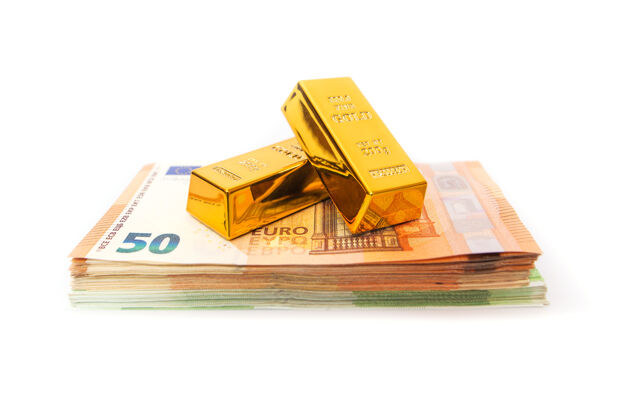 金融一堆金条和一堆欧元在一个白色的表面上酒吧财富金融