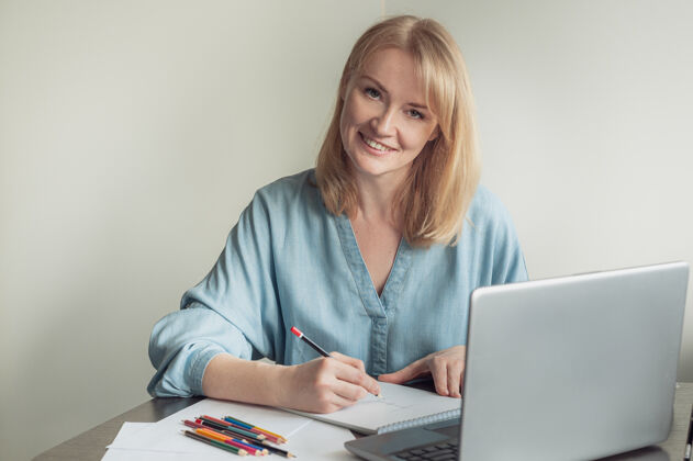 金发一个金发女人在一个在线课程上画册铅笔艺术女人