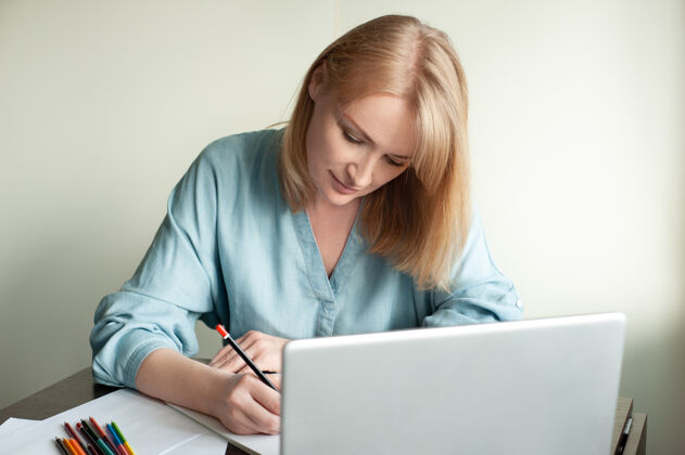 色彩一个金发女人在一个在线课程上画册绘画艺术电脑