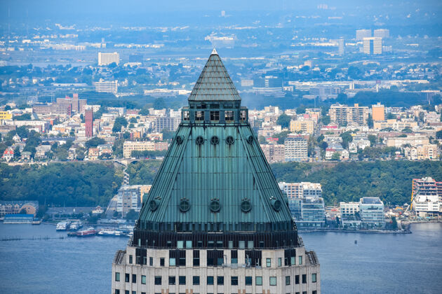 塔楼塔顶有金属屋顶 背景是新泽西市和哈德逊河美国纽约曼哈顿顶部城市景观美国