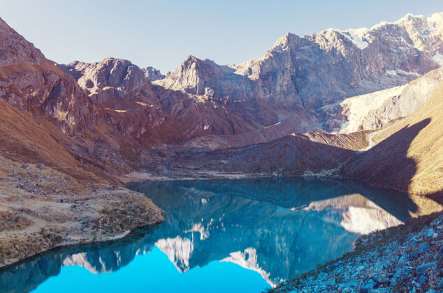 宁静美丽的山脉风景在科迪勒拉华亚什 秘鲁 南美洲山脉湖泊风景
