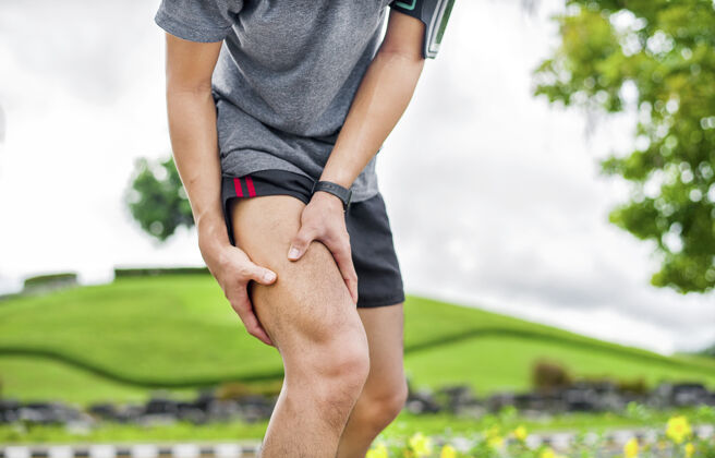运动亚洲年轻运动员在户外运动中肌肉和关节疼痛 过度训练或跑步和运动不公平的概念特写疼痛运动员损伤