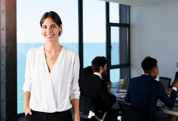 财务自信的女商人在办公室与他的团队合作合作的概念领导公司同意