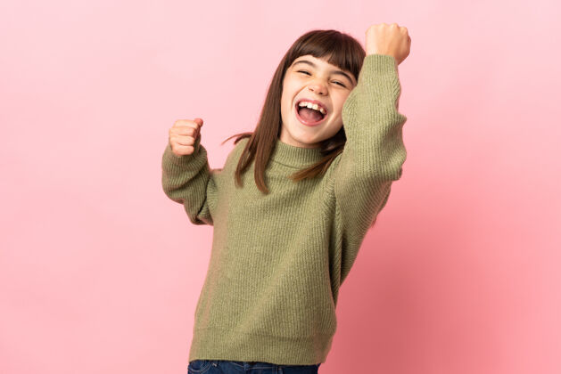 庆祝小女孩被隔离在粉红色的墙上庆祝胜利小彩票赢家