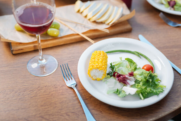 服务美味的菜肴健康沙拉的俯视图与葡萄酒一起摆在桌上喜悦精致美食