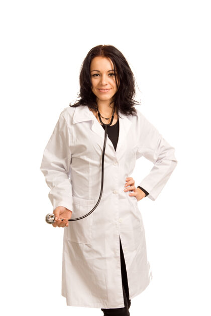 专家面带微笑的美丽女医生 穿着一件实验室大衣 手里拿着听诊器 与白色隔离开来从业者医生医生