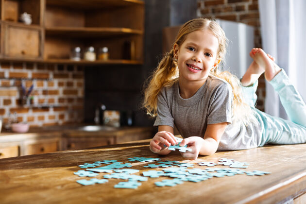 一起快乐的小女孩在家休息时玩拼图游戏幼儿园拼图移动
