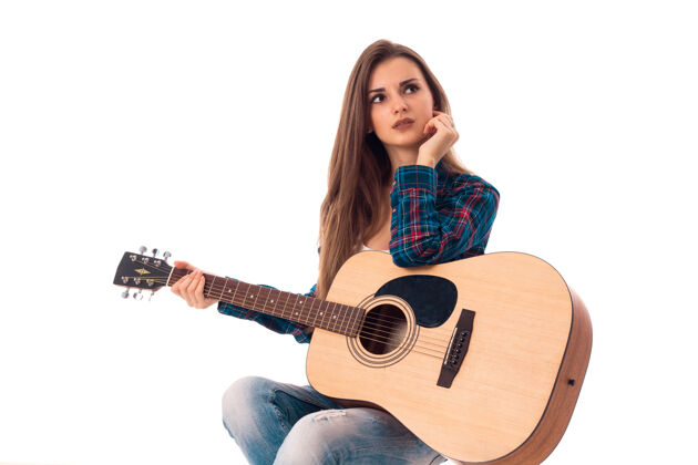 弦乐一个拿着吉他的年轻女人望着别处姿势音乐家魅力