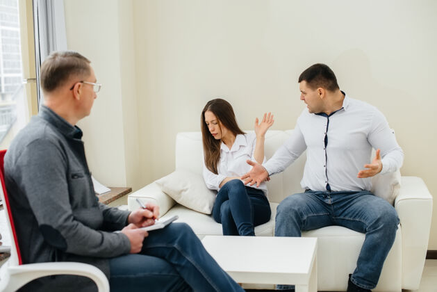 心理学家帮助一对年轻的已婚男女在一次心理治疗中与一位心理学家交谈心理学沙发抑郁麻烦