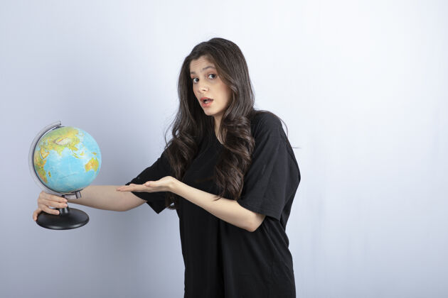 环境黑发女人拿着地球仪摆姿势情感女性地球