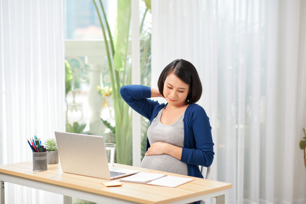 女人在办公室工作的年轻怀孕员工亚洲人母亲电脑