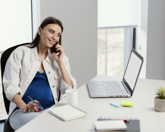 商务会议孕妇上班有电话专业人士团队女性