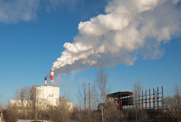 煤气在一个寒冷的日子里可以看到发电厂的景色热热电力