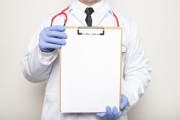 医生医生拿着一个空白的剪贴板医疗纸板男性
