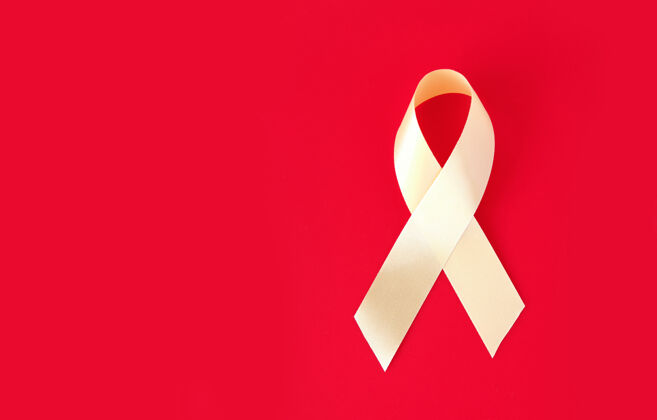 疾病红色表面上的金色象征丝带全球慈善疾病