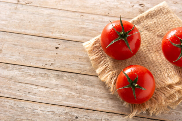木材有机新鲜番茄放在木桌上蔬菜生的农业