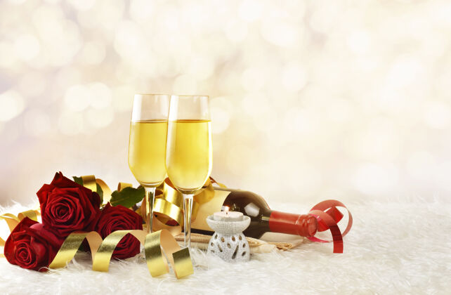 玻璃有香槟酒杯和红玫瑰的情人节眼镜浪漫情人节