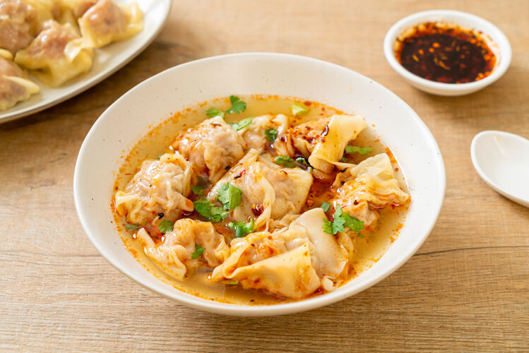 午餐猪肉馄饨汤或猪肉饺子汤配烤辣椒-亚洲风味汤东方菜包装