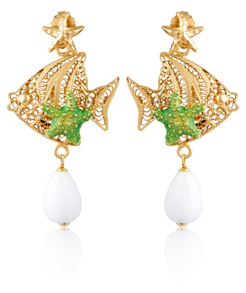 珠宝流行 时尚的银耳环夏季白色背景金属宏钢