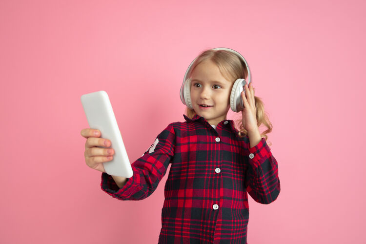 肖像听音乐的小女孩表情年轻平板电脑